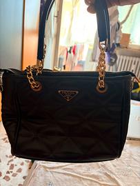Borsa nera trapuntata con catena oro e pochette