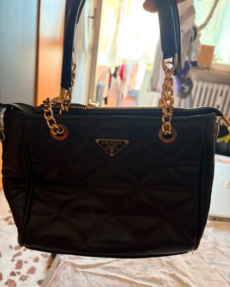 Borsa nera trapuntata con catena oro e pochette