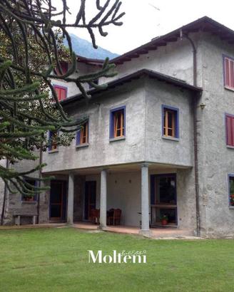 Casa indipendente di 440 m² con più di 5 locali a 