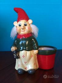 Gnomo con vasetto. Dimensioni cm. 18x14 circa.