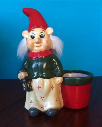 Gnomo con vasetto. Dimensioni cm. 18x14 circa.