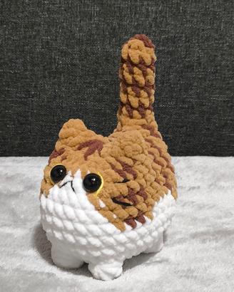 Peluche amigurumi gatto bianco e marrone soriano