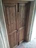 porta-doppia-in-legno-vecchio-maniglia-arrugginita