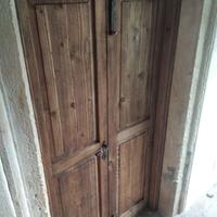 porta doppia in legno vecchio maniglia arrugginita
