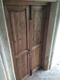 porta doppia in legno vecchio maniglia arrugginita