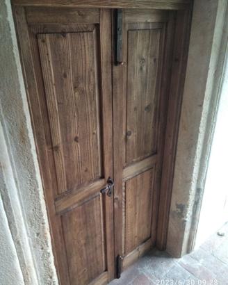 porta doppia in legno vecchio maniglia arrugginita
