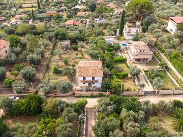 Villa di 311 m² con più di 5 locali e box auto a F