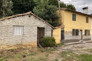Rustico / Casale di 228 m² con 4 locali e box auto