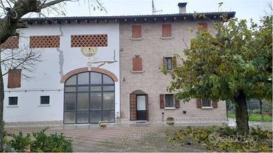 Rustico / Casale di 600 m² con più di 5 locali e b