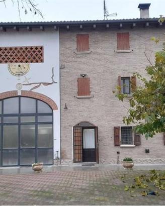 Rustico / Casale di 600 m² con più di 5 locali e b