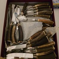 Set da cucina con manico in corno di cervo.