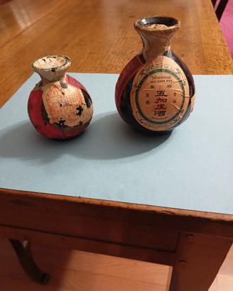 Piccole bottiglie cinesi per. Sake o vino