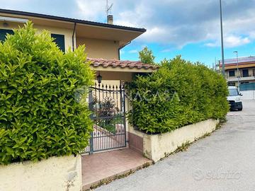 Villa Indipendente con Giardino