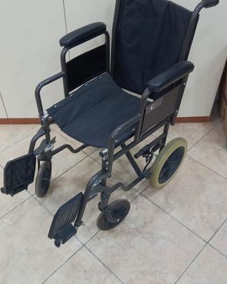 Sedia a rotelle e sedia per doccia per anziani