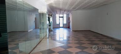 Locale commerciale + deposito in via Sardegna