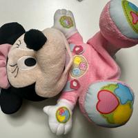 Baby minnie impara e gioca