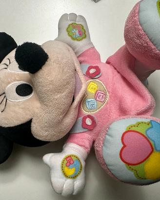 Baby minnie impara e gioca