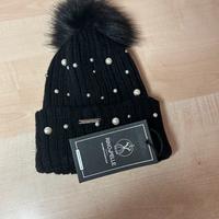 cappello nero con perline