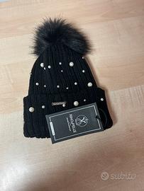 cappello nero con perline