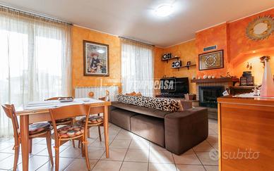 VILLA A SCHIERA CON TAVERNA E BOX DOPPIO