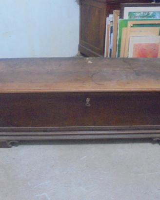 Cassapanca in noce del '700