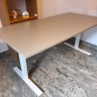 Scrivania regolabile in altezza