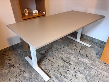 Scrivania regolabile in altezza