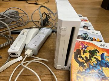Nintendo Wii, 2 joystick ,1 nunchuck+5 giochi