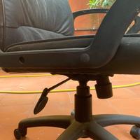 2 Poltrone in ecopelle nera con braccioli