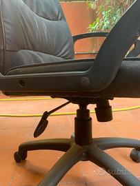 2 Poltrone in ecopelle nera con braccioli