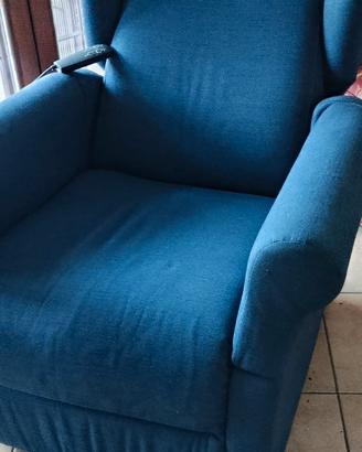 Poltrona ortopedica, deambulatore, bastone e coper