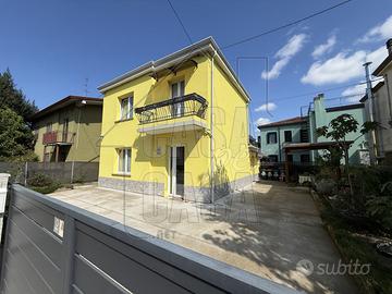 CASA SINGOLA SUDDIVISA IN TRE APPARTAMENTI LOCATI