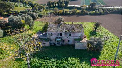 STUPENDO CASOLARE IMMERSO nel VERDE