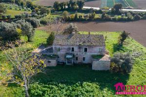 STUPENDO CASOLARE IMMERSO nel VERDE