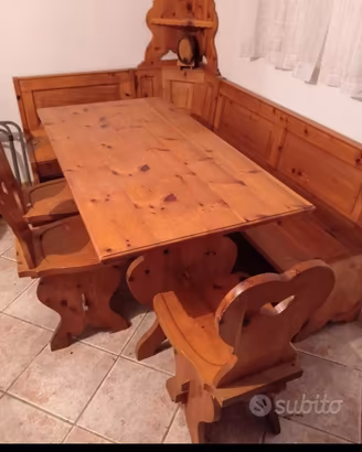 Tavolo, sedie e panca in CIRMOLO
