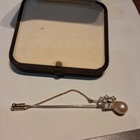 Spilla elegante con perla e strass con catenella