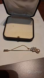 Spilla elegante con perla e strass con catenella