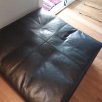 pouf in pelle marca Fendi  