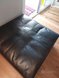 pouf in pelle marca Fendi  