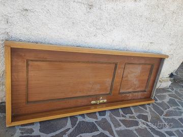 porta in legno con cornice