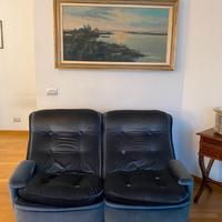 Divano e poltrone in velluto azzurro