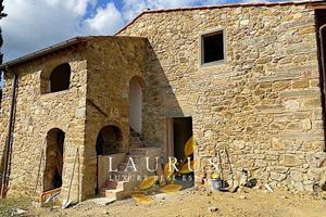 Rustico / Casale di 350 m² con più di 5 locali a G