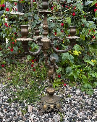 Candelabro antico con putto