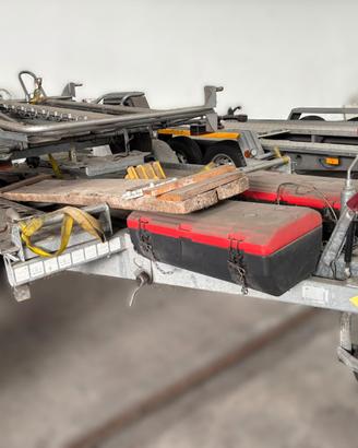 2 carrelli per auto e 1 per moto