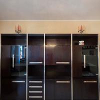 Parete attrezzata soggiorno con vetrine e cassetti