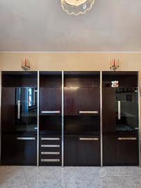 Parete attrezzata soggiorno con vetrine e cassetti