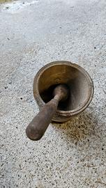 Antico mortaio con pestello 