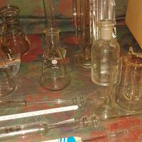 Valigetta in legno con kit da laboratorio in vetro