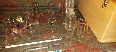 Valigetta in legno con kit da laboratorio in vetro