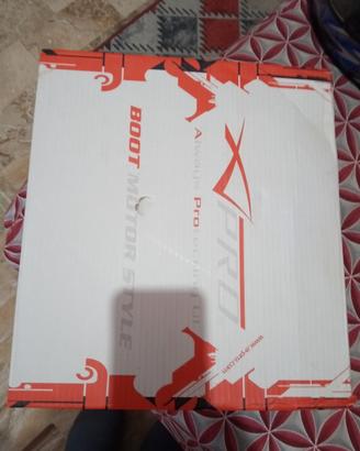 stivali nuovi, giacca con protezioni 3 caschi, 